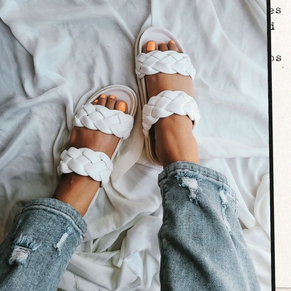 🚨ONLY A FEW PAIRS LEFT// White Braided Sandal - Picture 3 of 4